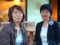 W.C.M.D代表の葉石真澄さん（左）と東山田中学校コミュニティハウス館長の竹原和泉さん（右）