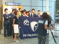 学校の野球部を応援する高校生たち