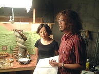 自社スタジオで作品の撮影に取り組む伊藤さん