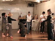 ワークショップで舞踏を学ぶ研究生たち