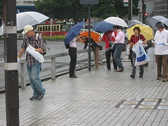 雨のなか、チームに分かれてごみを拾い集めた