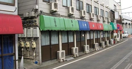 大岡川沿いに軒を連ねた「黄金町」の特殊飲食店