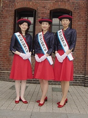 平成18年度観光大使の3人（写真左から岡田さん、鈴木さん、李さん）