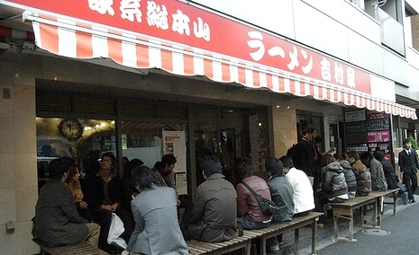 1日1200～1500杯を売る超繁盛店で、行列が絶えない