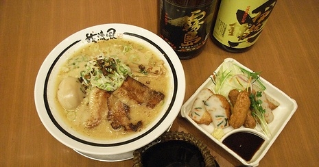 「我流風（ガルフ）」の豚とろ炙り焼きラーメン　味玉付（930円）とさつまあげ、鹿児島焼酎