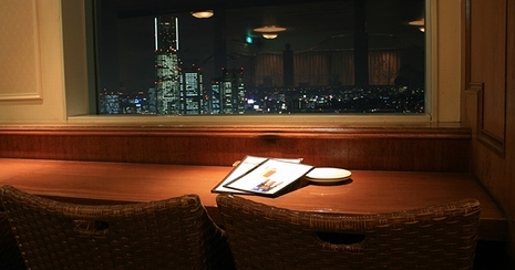 MMの夜景が窓枠にぴたりと収まる「横浜クルーズ・クルーズ」の夜景認定シート