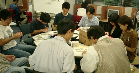 イベントの準備をするスタッフたち