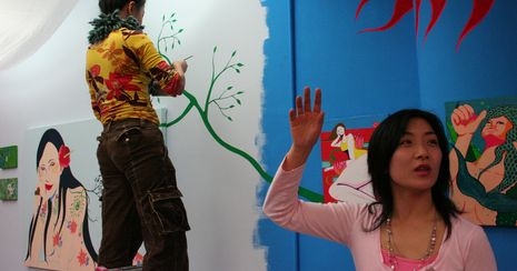 アーティストであり本展のキュレーター増山さん－オープニング前の会場で
