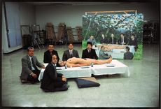 劉さん（後列右から３人目）と新作「桜の木の下で」とモデル達