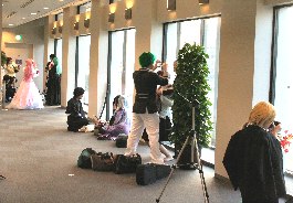 真剣な眼差しでシャッターを切る参加者たち