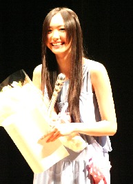 新垣さんの登場に会場が沸いた