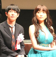 主演賞を受賞した加瀬亮さんと佐藤江梨子さん