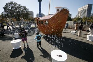「造船所」に展示された「金沢丸」と「明後日丸（あさってまる）」