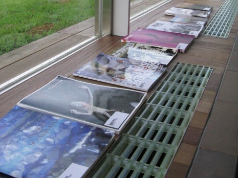 テラス窓際に並べられた雑誌の数々