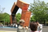 山下公園に設置された横浜トリエンナーレ2005の第1号展示作品「シンボリック・ゲート」。ベルギーの現代美術家ルック・デルー氏の新作。