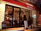 元町商店街の終点から徒歩数分・前面ガラス張りの「マカオンカフェ」が目を引く