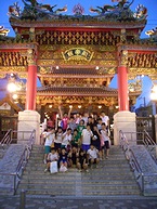 横浜中華街で記念撮影をする女子高生たち