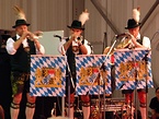 ドイツ人楽団の演奏が会場を盛り上げる
