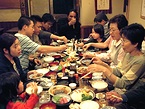横浜のホストファミリーと食事をとる中国の映像作家たち