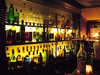 カウンターの奥には140種類を超えるアルコール類が並ぶ（メロウクラブ）